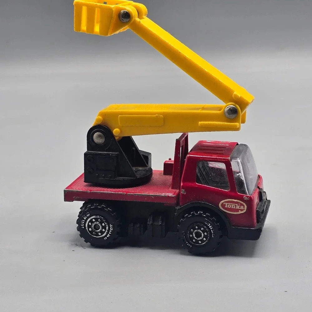 Vintage Tonka Cherry Picker Utility Truck Diecast Red Yellow Bucket Boom Toy
